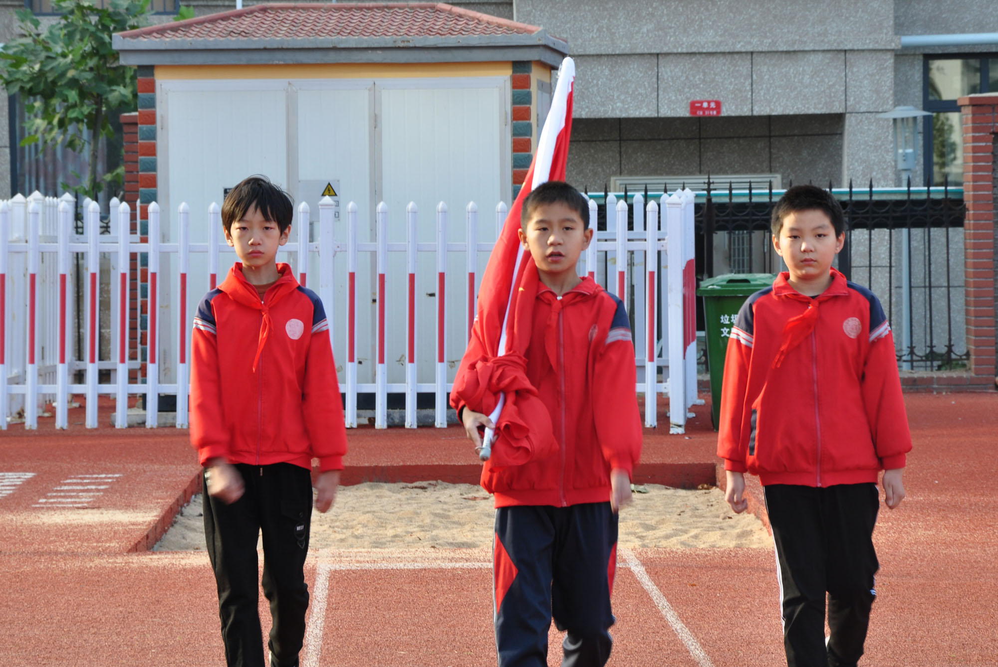 臨朐縣東郡小學向國旗敬禮為祖國祝福