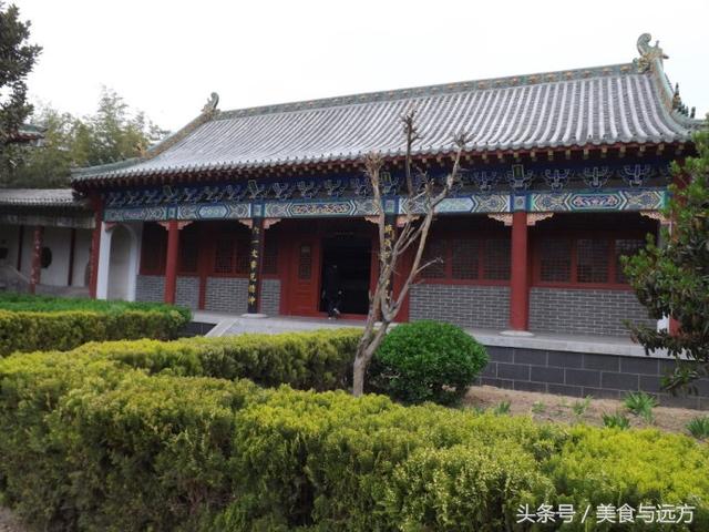 欧阳修陵园坐北向南,布局为传统对称,陵园主要由前院,中殿,大殿,东西