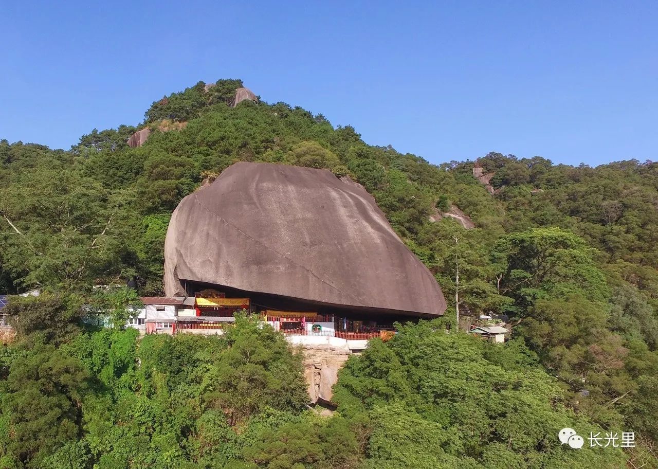 彩塘有座山,山上有头狮,狮口是座寺,寺名是甘露