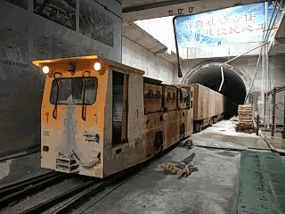 火车吧隧道撞碎的动图图片