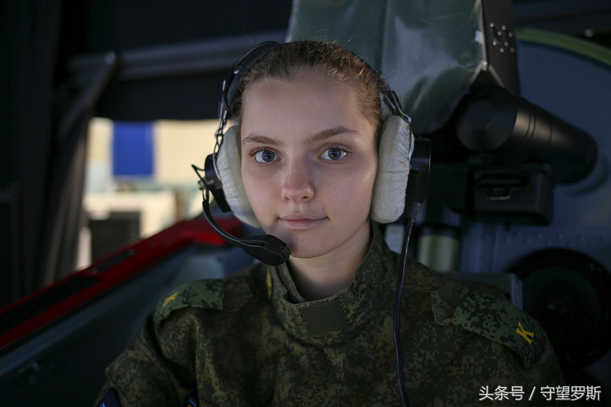 俄军首批女飞行员速成记:24天就上教练机操练