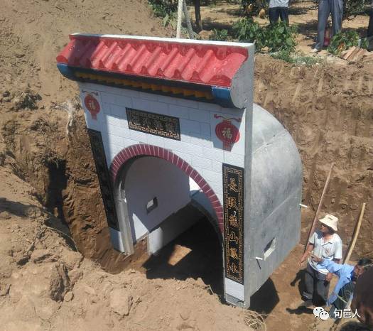 速度很快安装简单这是一家鸳鸯墓穴水泥墓原来是这样做出来的预制场摆