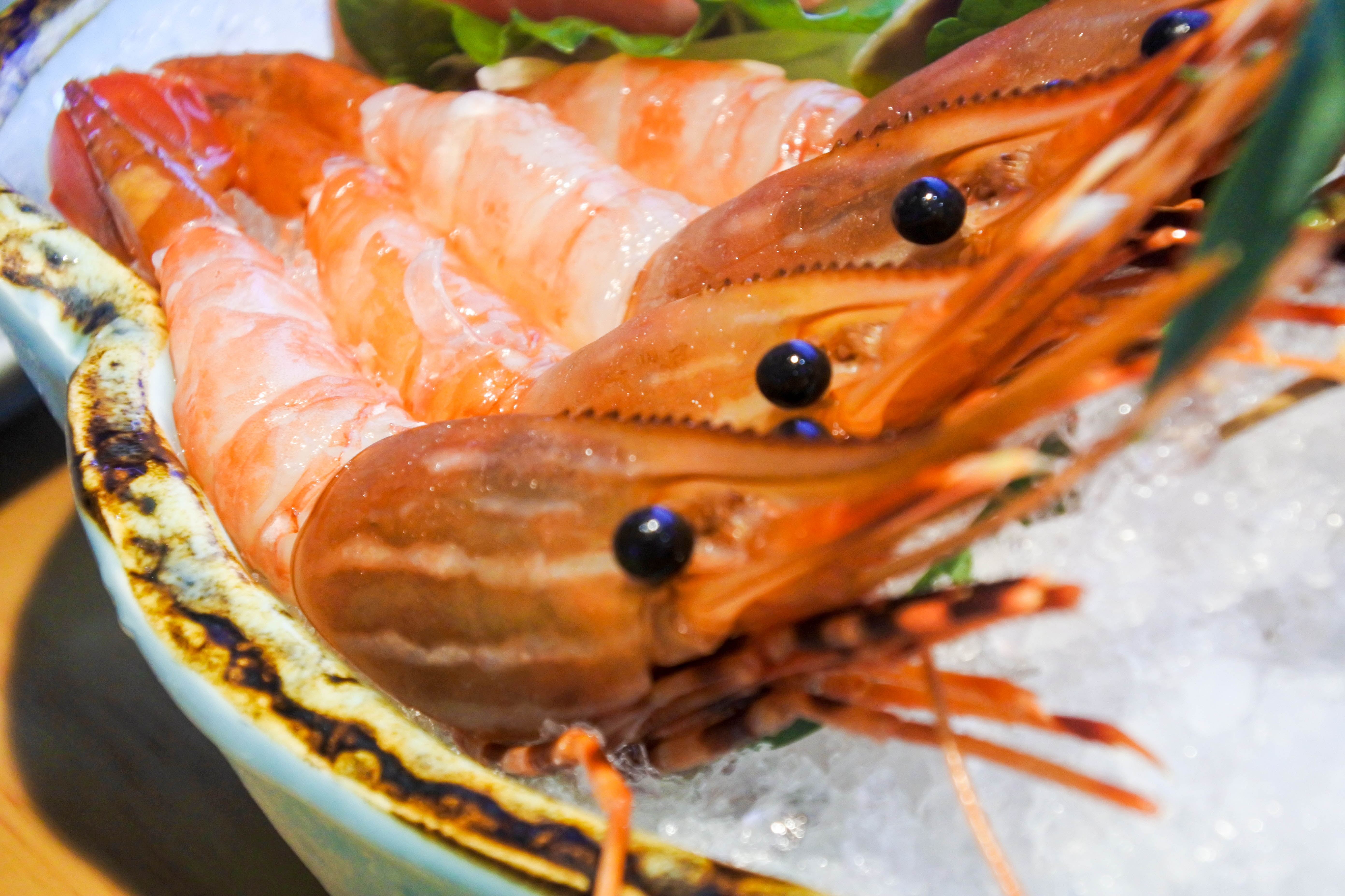 牡丹虾个头又大又好吃刺身新鲜量足,三文鱼的厚切让人一看就很满足