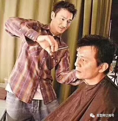 刘德华做发型师照片图片