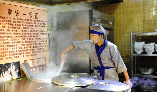 四川名吃开封火一根面小哥抻面如猛龙过江食客称好帅