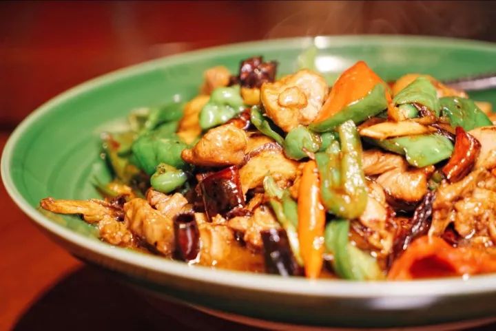 特别选用山东走地鸡,肉质紧密搭配新鲜的当地青椒炝锅生炒胃口大开