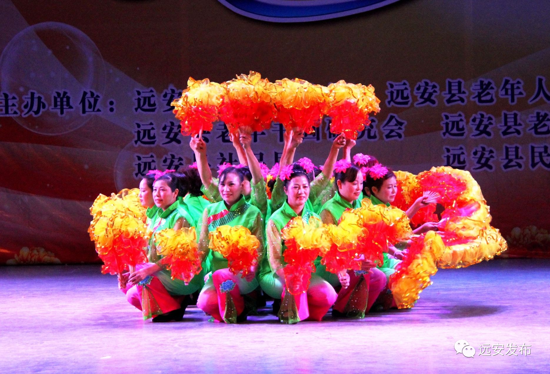 长绸舞《山花似火》舞蹈《女儿会》台上的节目是多姿多彩台下的观众