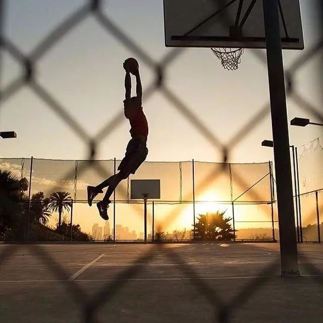 男生打篮球的照片背影图片