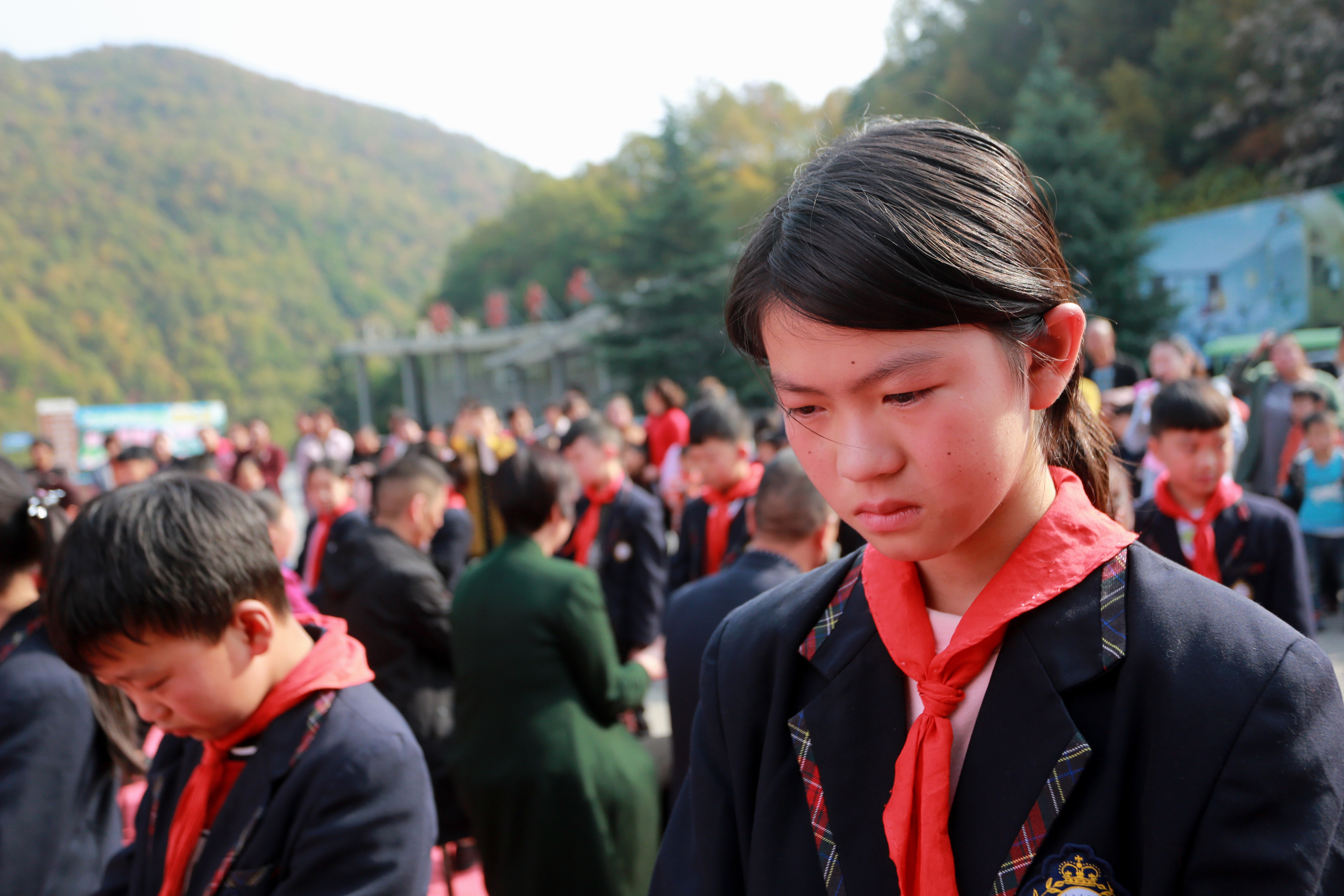 小学生跪拜礼图片