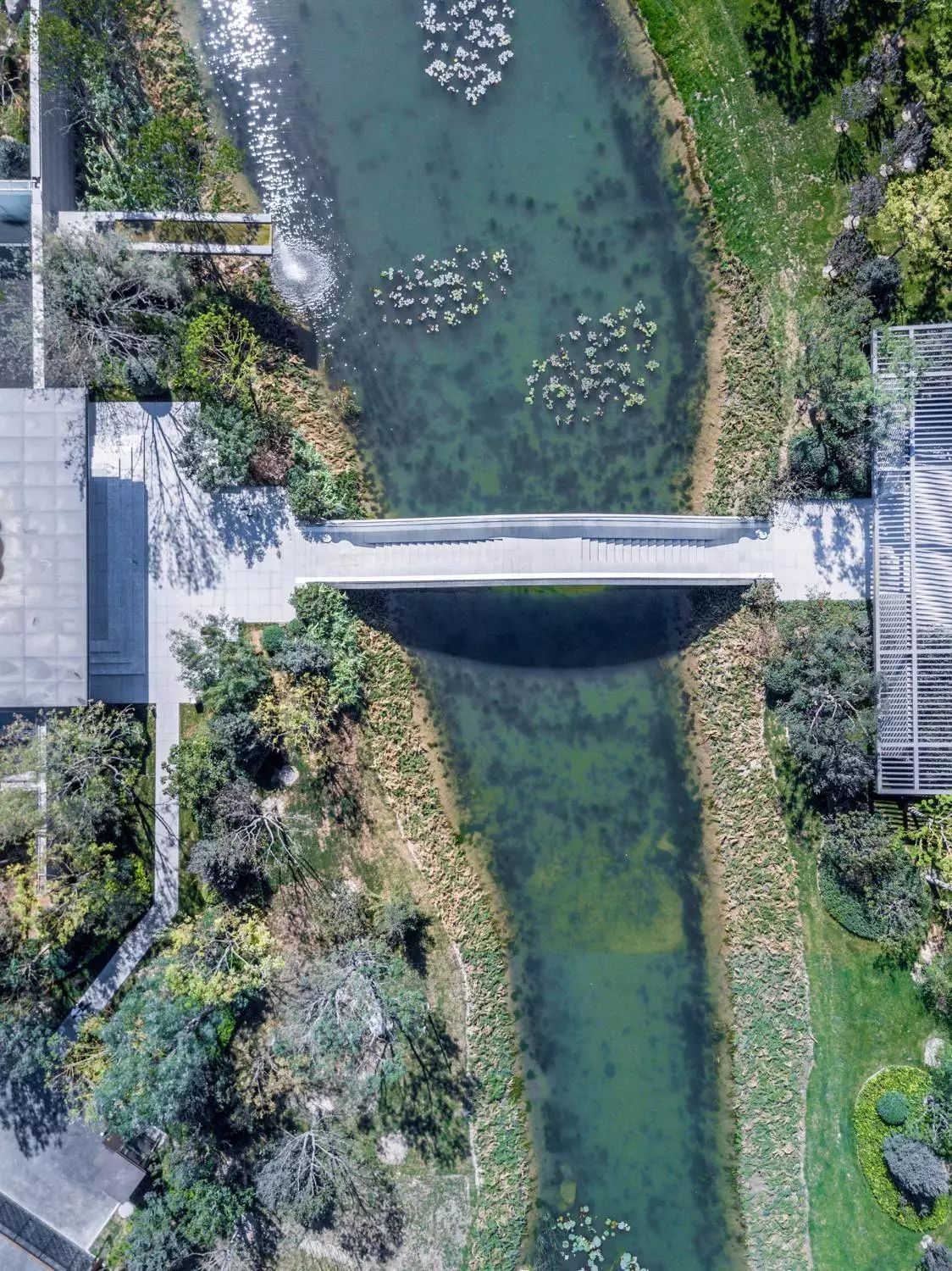 這裡多處採用古典園林的框景,借景的設計手法,站在亭中透過鏤空的景牆