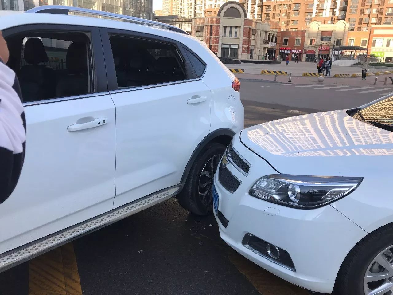 由於變道,車身太斜,無法通過後視鏡觀察後方車輛,只能扭頭向後看