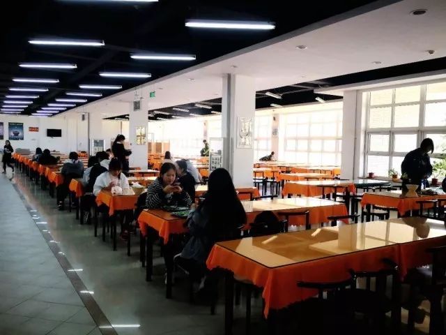 大连外国语大学食堂图片