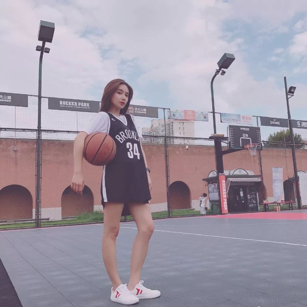 nba美女主播美娜,身材妖嬈,狠甩富二代秦奮?