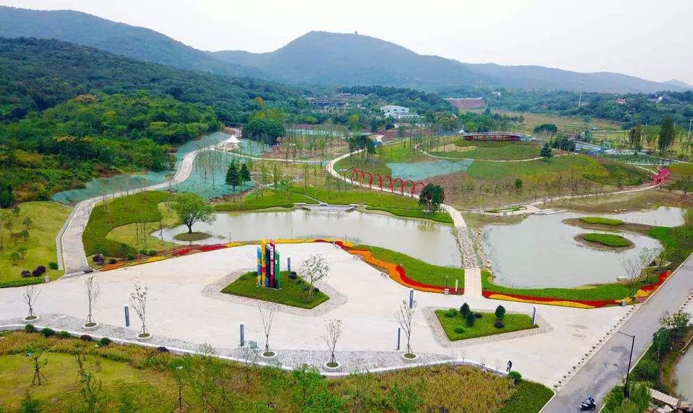 象山湖公园是南京市民的首个坡地浅山型的以植被游赏为特色的生态公园