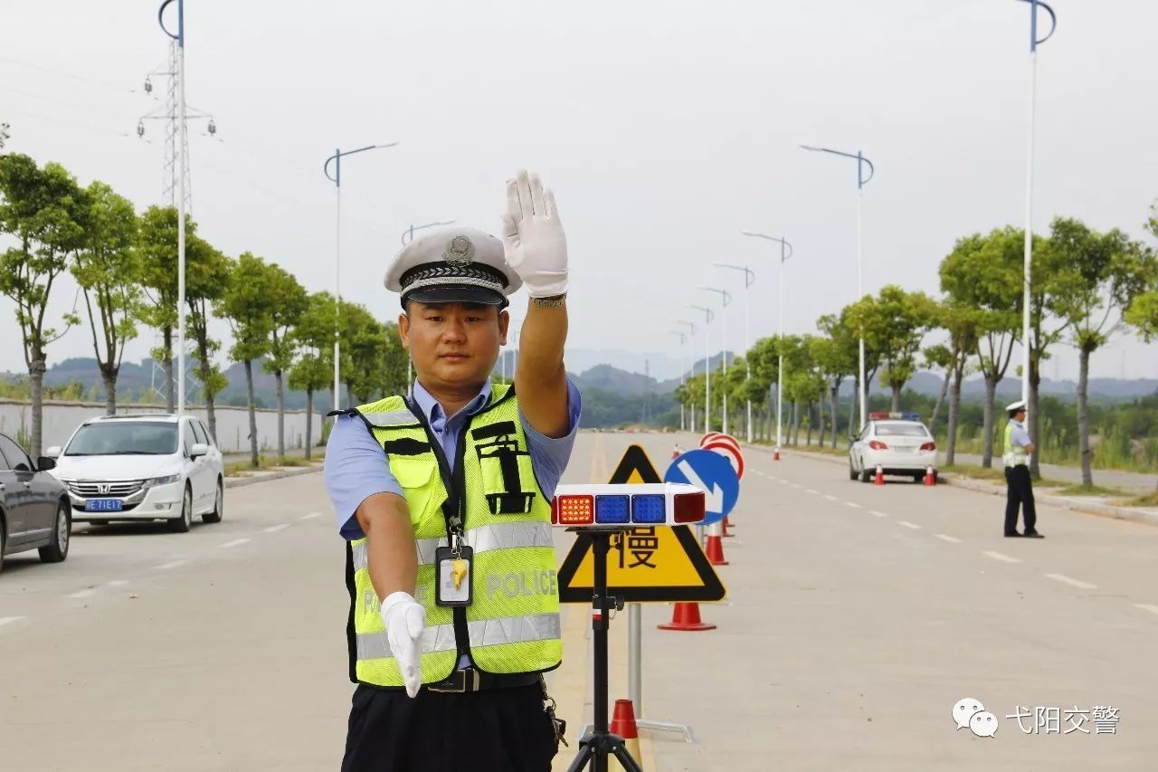 弋阳这名小伙从事交警19年还是全能型交通协管员