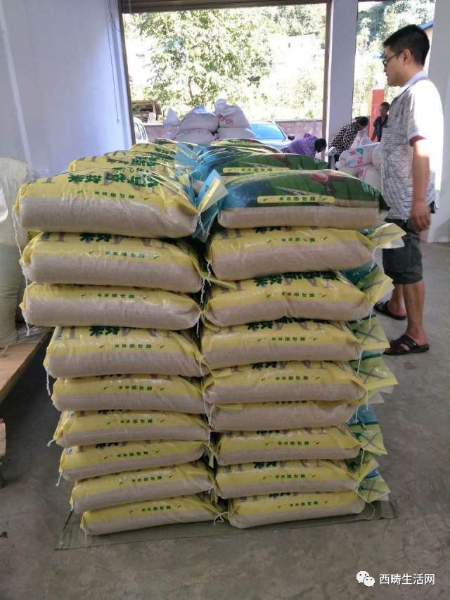 收获的水稻放在粮库里,整个仓库都有稻花香的气味,加工出来的大米更是