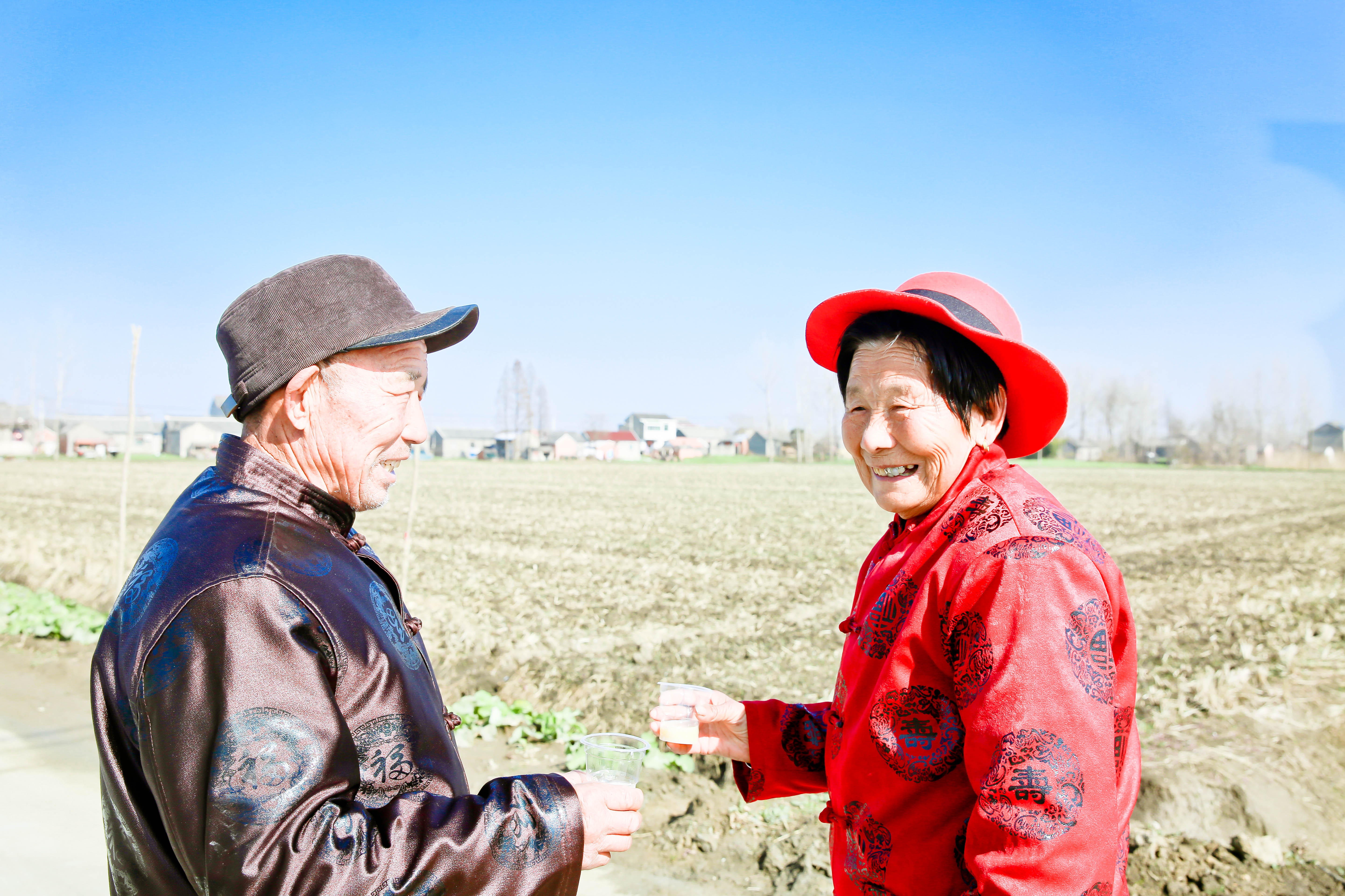 老一辈最美爱情!孙女为80岁爷爷奶奶拍最萌情侣照