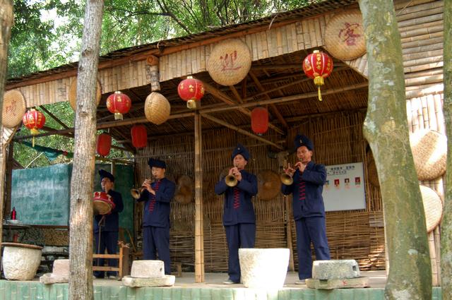 舞,山歌對唱,品嚐民族風味小吃,壯家作坊,壯家酒坊,觀看壯族扁擔舞等