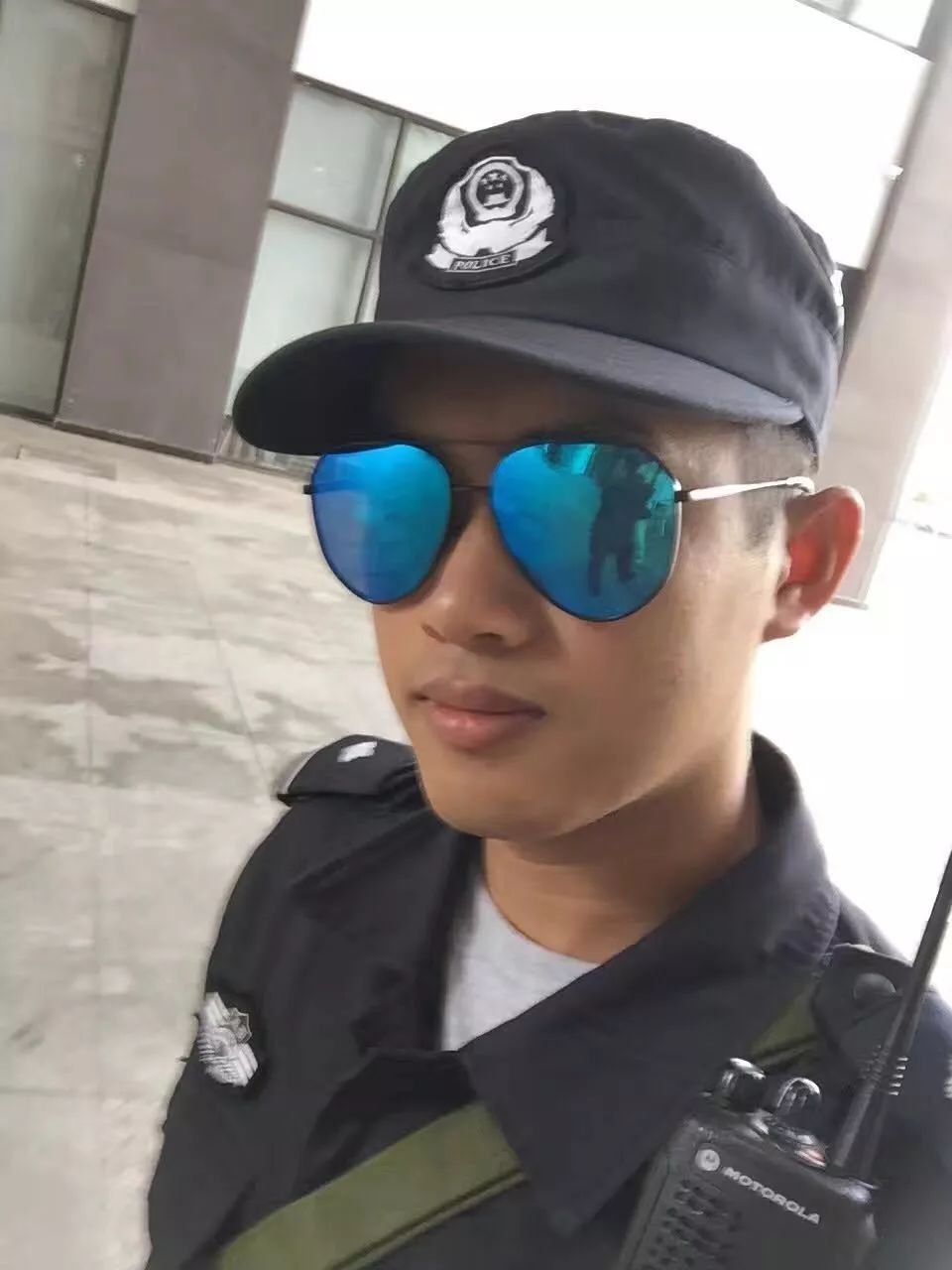 开朗警察图片