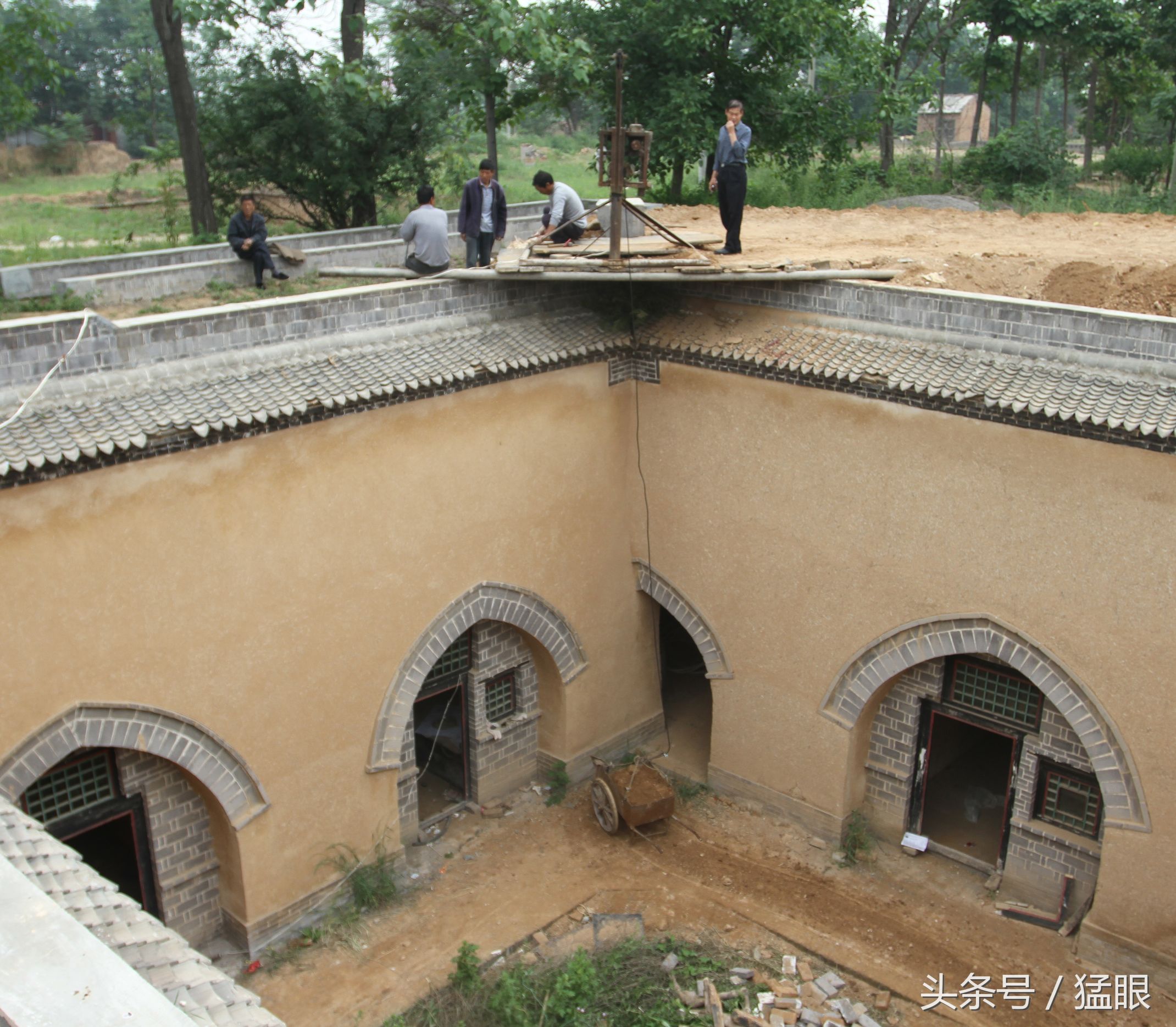 黃土塬上有人把房子建在地下,外人怕天黑掉下去,擔憂下大雨被淹