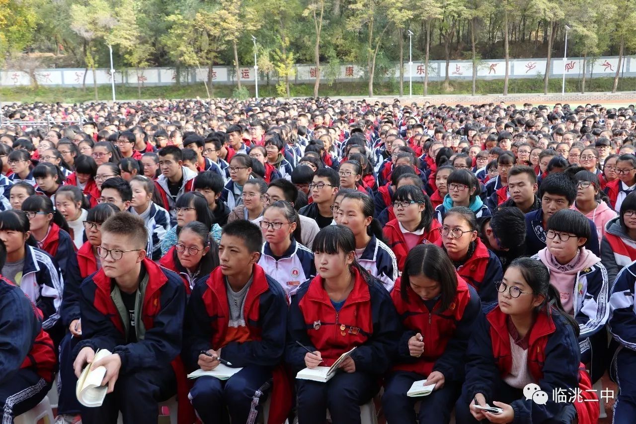 王竑錡先生在臨洮二中進行沐浴黨的陽光迴歸道德人生的傳統文化專題