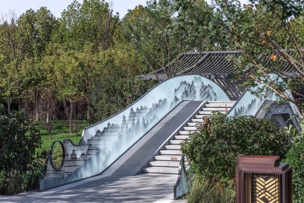 這裡多處採用古典園林的框景,借景的設計手法,站在亭中透過鏤空的景牆