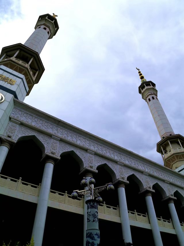 另外,清真寺内是不供奉任何神的,全世界穆斯林礼拜的方向都是位于