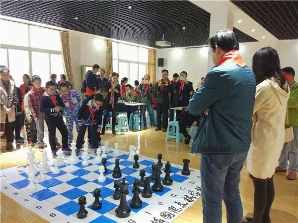 区实验二小,学生与中国国际象棋队总教练叶江川下棋"较量"