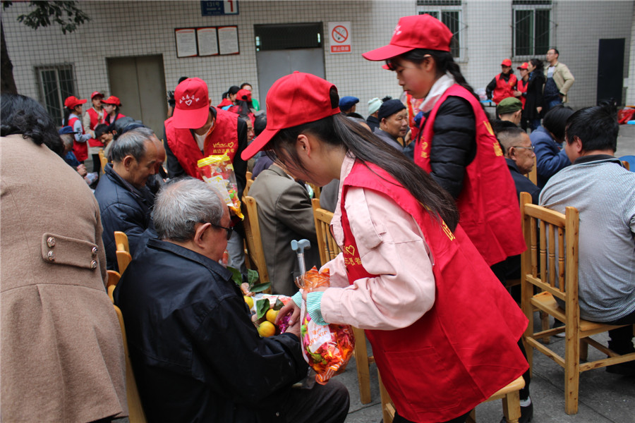 峨边:开展重阳节关爱老人志愿服务活动