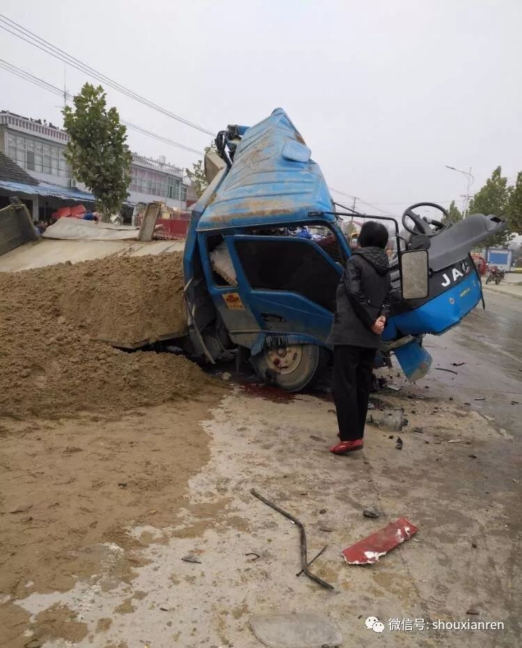 资讯 10月23日早晨,寿六路寿县和六安交界处一拉沙车与大