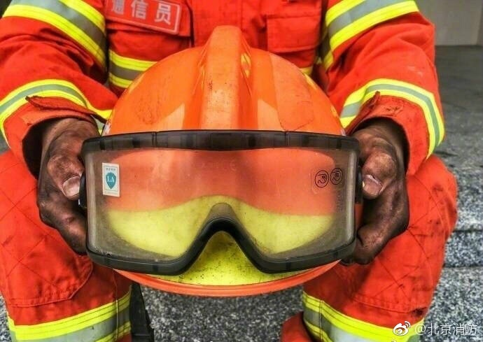 消防战士的手高清图片