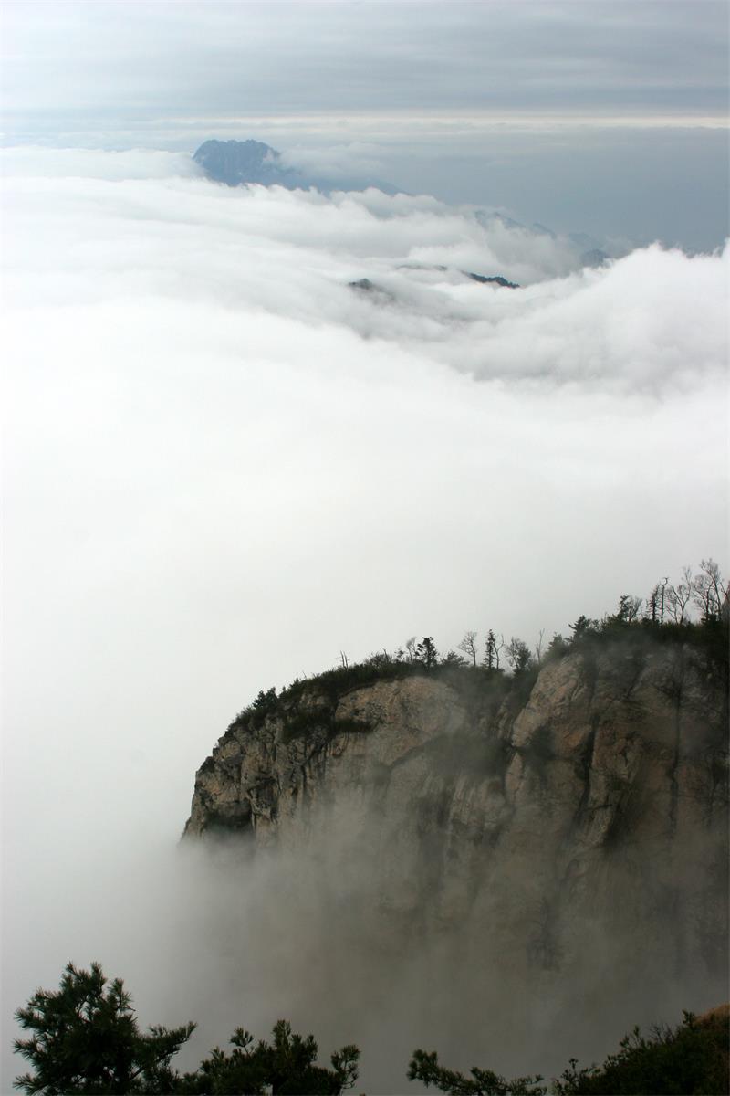 云似雾般缭绕如仙境的风景