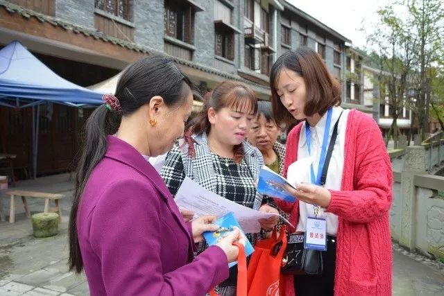 並向群眾宣傳了成都市公共法律服務熱線12348和大邑縣公共法律服務