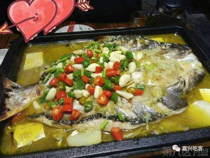 選了不太辣的蒜蓉口味,嘉興吃客中獎的烤魚,早早的去,店裡還沒什麼人