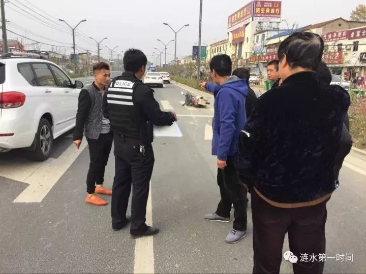 一辆电动车在行驶途中突然受到一辆轿车刮擦,事故导致电动车当场倒地