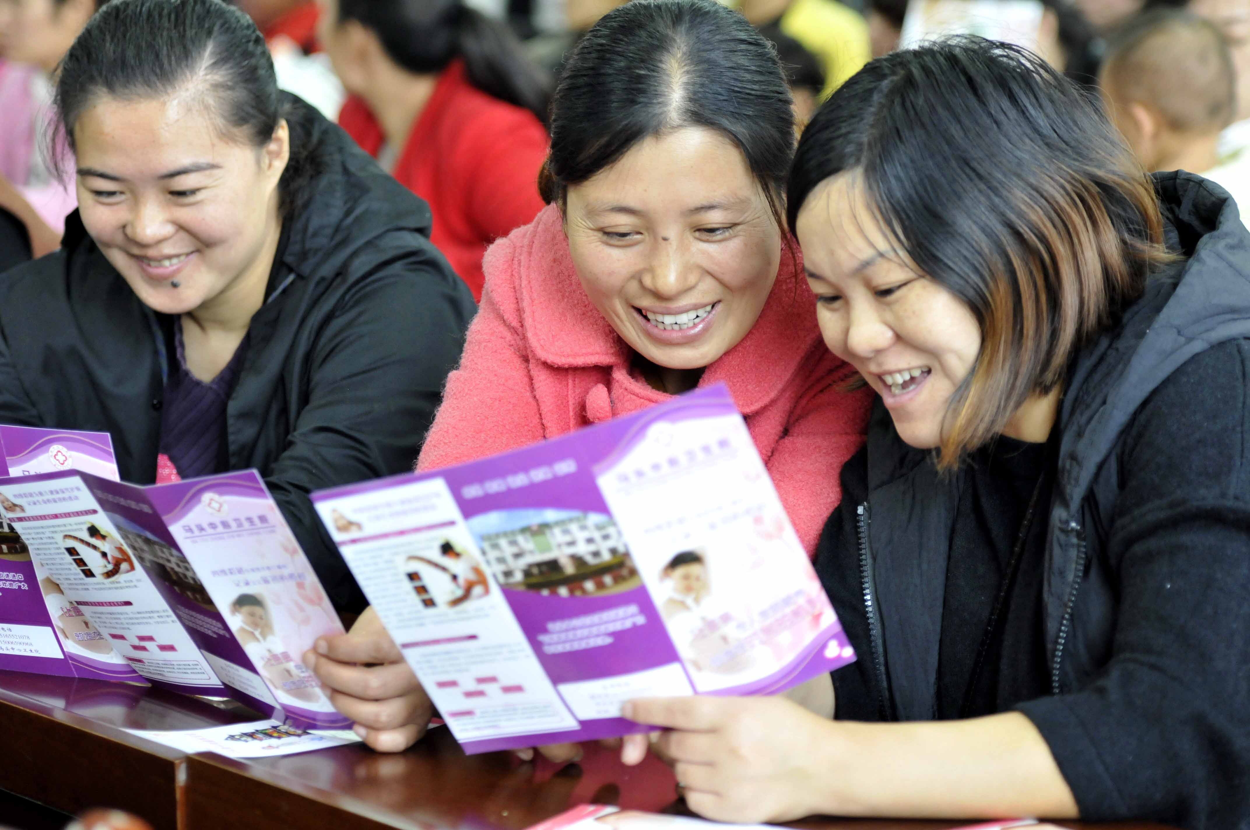 10月27日,山东省临沂市郯城县马头镇玉带社区育龄妇女在健康生育课堂