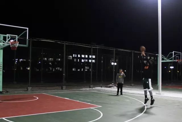 男生打篮球照片夜晚图片