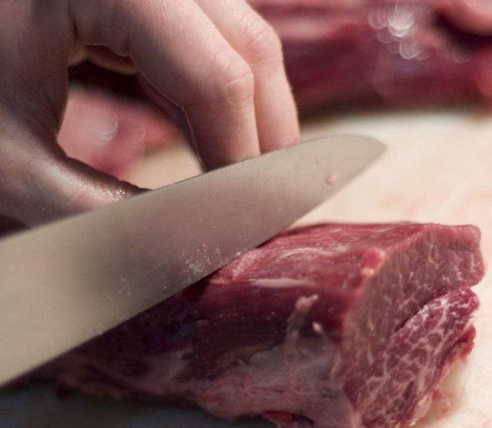 俗话说,横切牛羊,竖切猪, 切牛肉的时候,先找到牛肉的纹理,下刀的