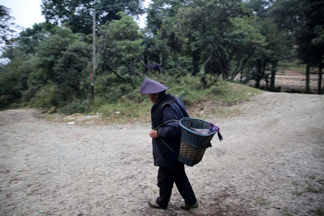 高原有個彝海,滴血為盟的地方,彝族老人一個動作感動旅友