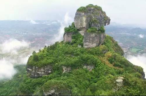 九連山主峰黃牛石位於江西省龍南縣九連山林場,海拔1430;主峰黃牛石