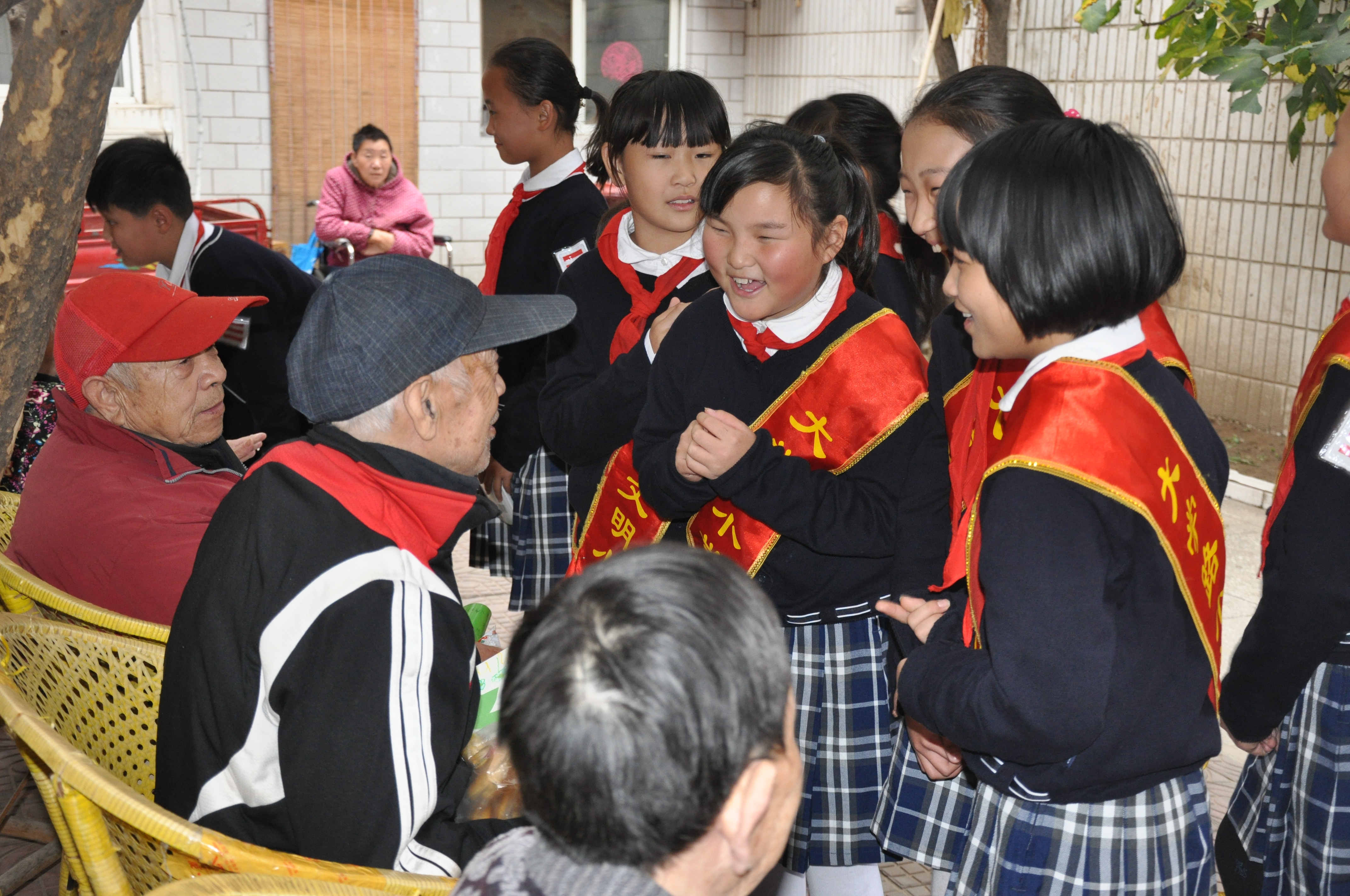 郑州市二七区大学路小学:重阳雏鹰行,情暖老人心