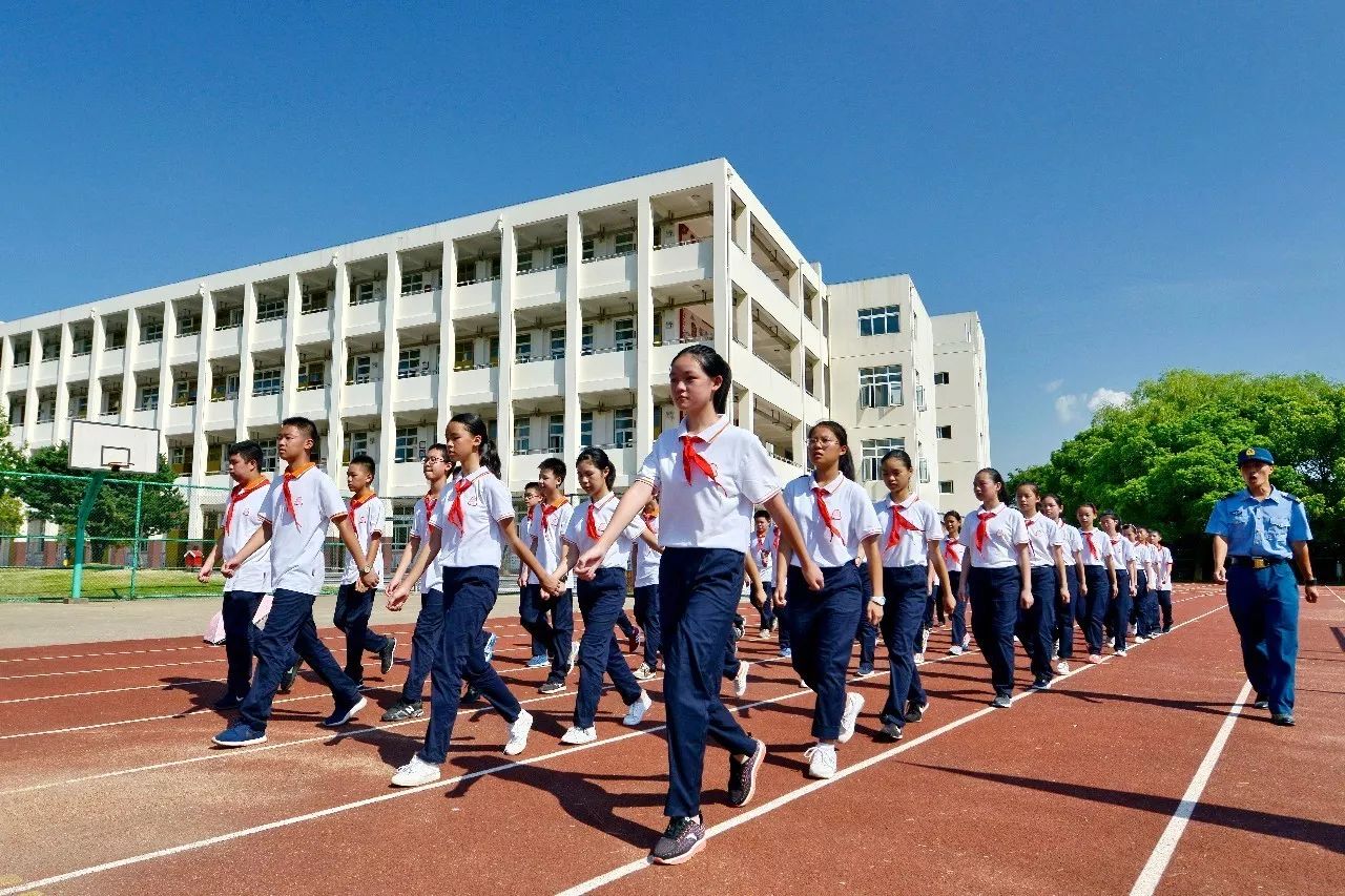 四明西望,三江東流.東海濤湧,滄桑百年.