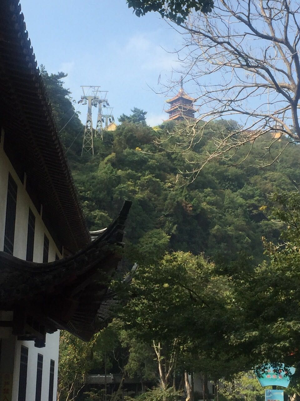 遠處山頂,南通的標誌性建築支雲塔秀氣端莊,掩映在藍天綠樹之下.