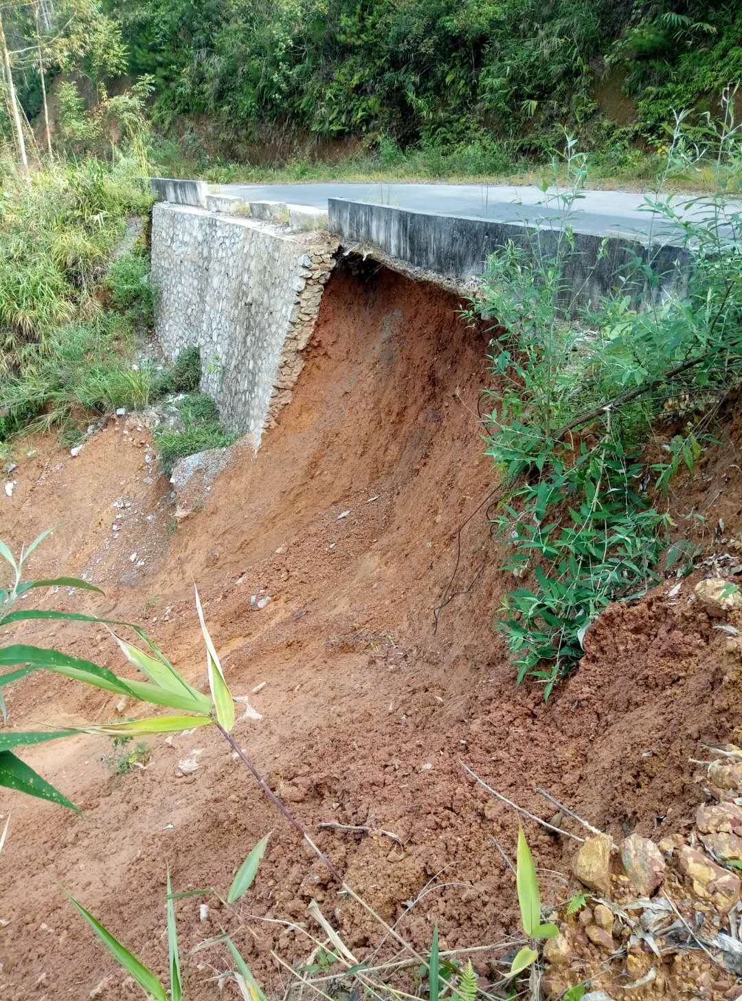 鄂咸高速路基坍塌图片