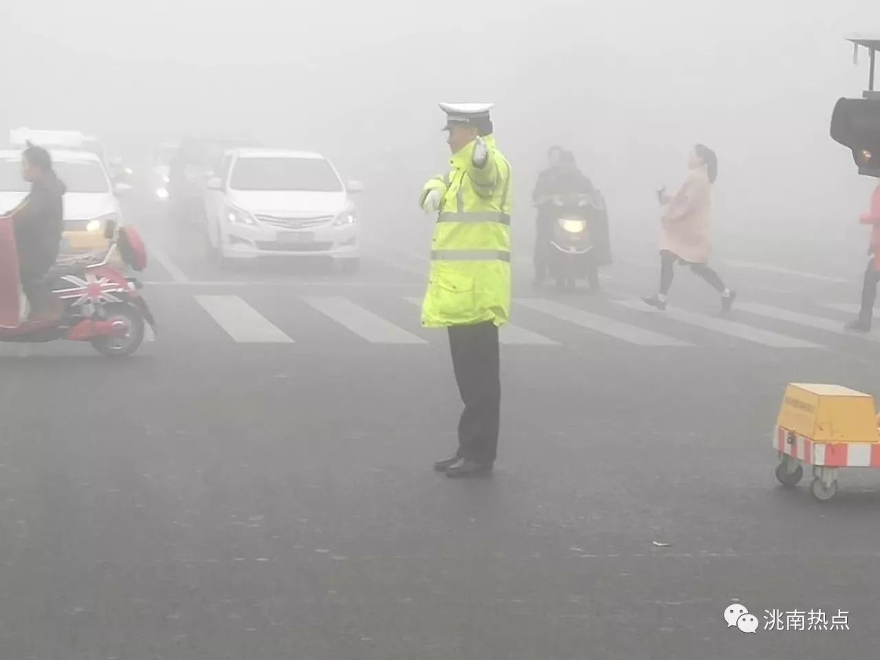 微關注大霧來襲洮南交警霧天保暢通提醒行車慢字當頭