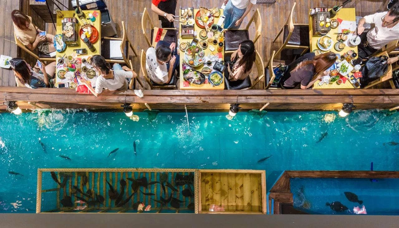 装了30吨海水的室内钓船餐厅娃娃机夹海鲜吃鱼自己钓花几百万装修居然