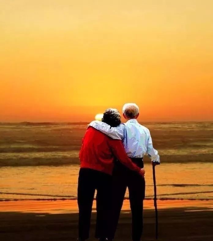 两个老人看夕阳图片图片