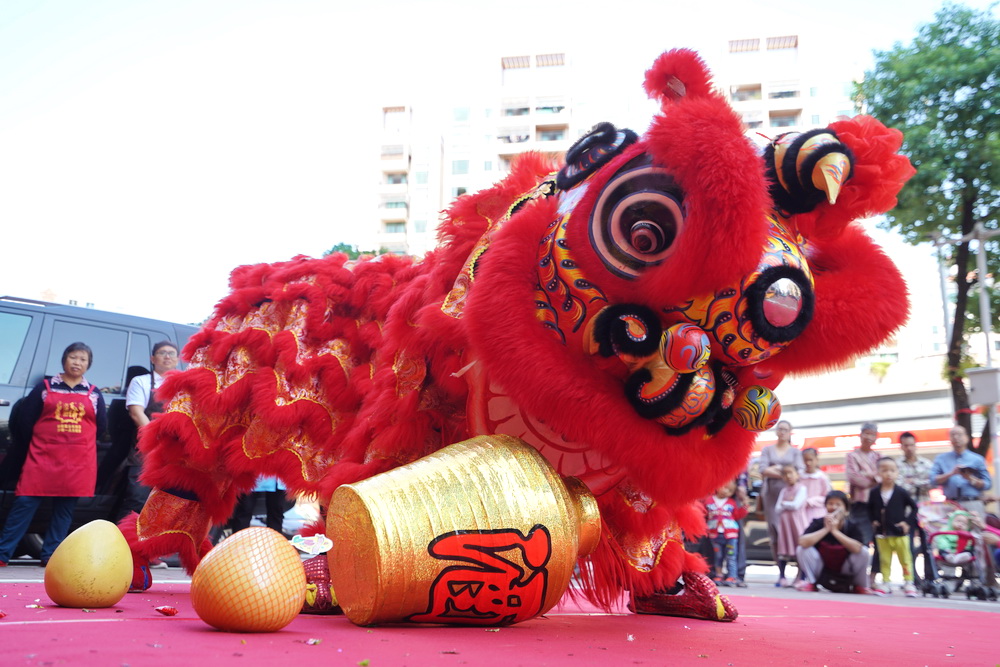 广州看舞狮,商业庆典也这样认真表演,原来南狮如此精彩