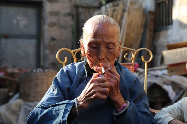 人物漳浦百歲老奶奶一天一包煙愛追劇曾是紅軍聯絡員