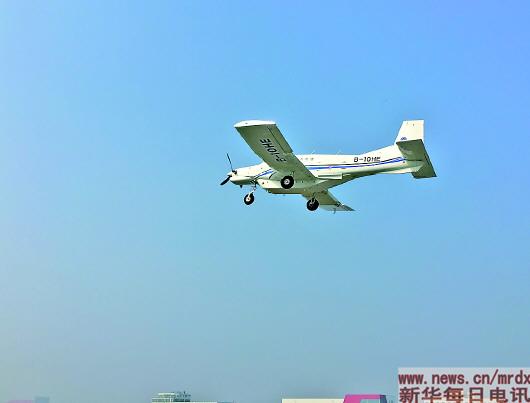 10月26日,在陕西蒲城内府机场,大型货运无人机at200试飞